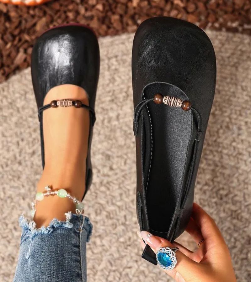 Denissa - Zapatos Planos con Puntera Cuadrada y Correa con Abalorios