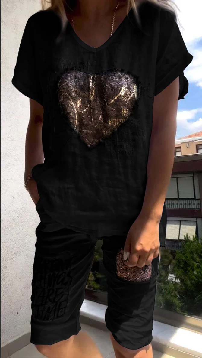 Varessa - Traje Informal de dos Piezas con Cuello en V y Estampado Dorado en Relieve