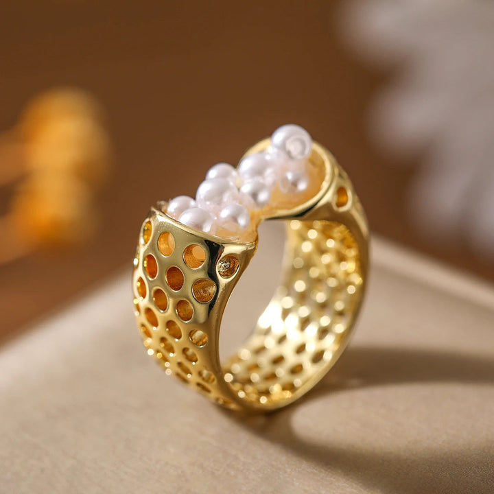 Velmira - Anillo Envolvente Escultural Con Perlas