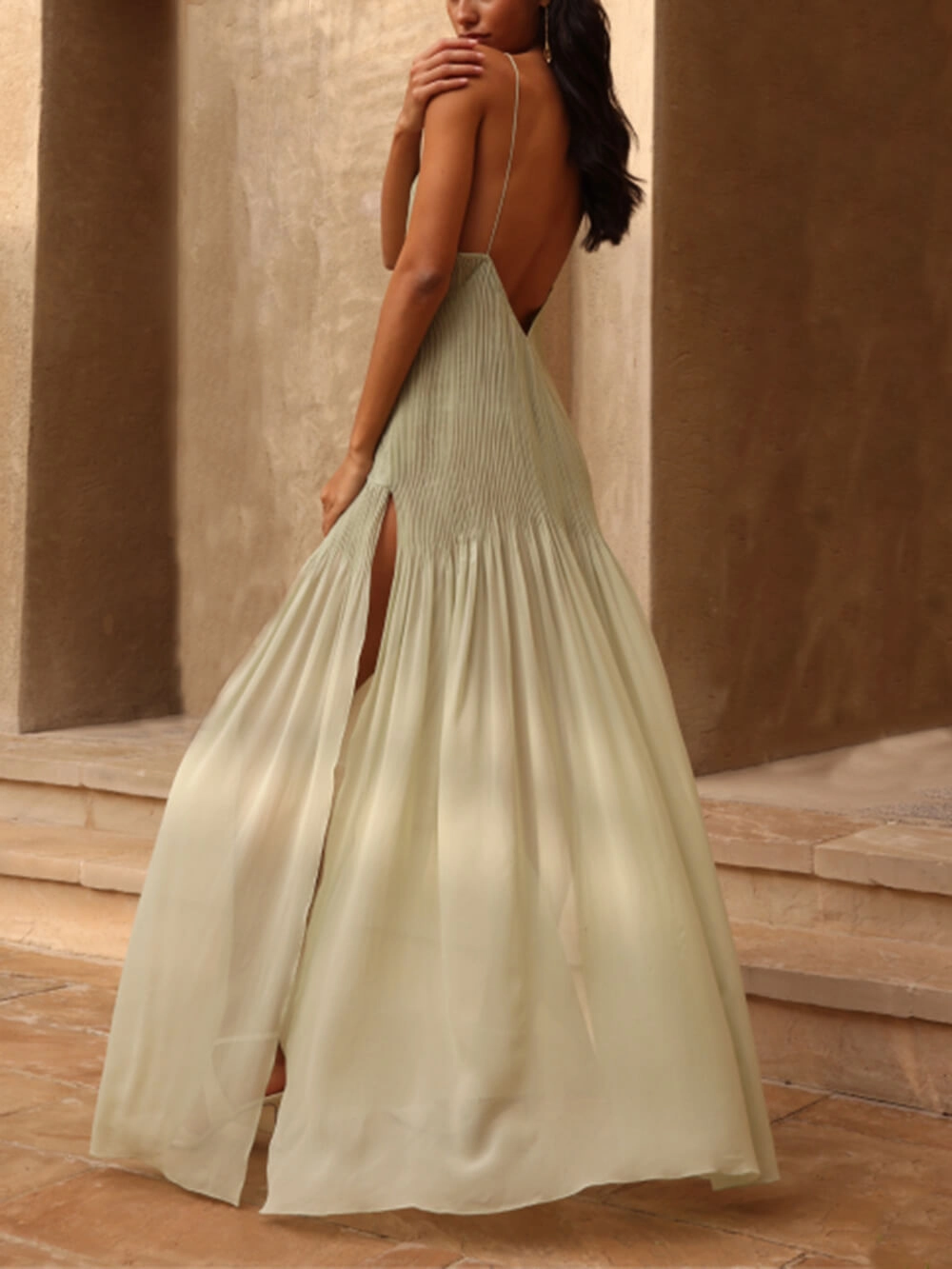 Mária - Elegante Vestido Largo Plisado Con Abertura Trasera