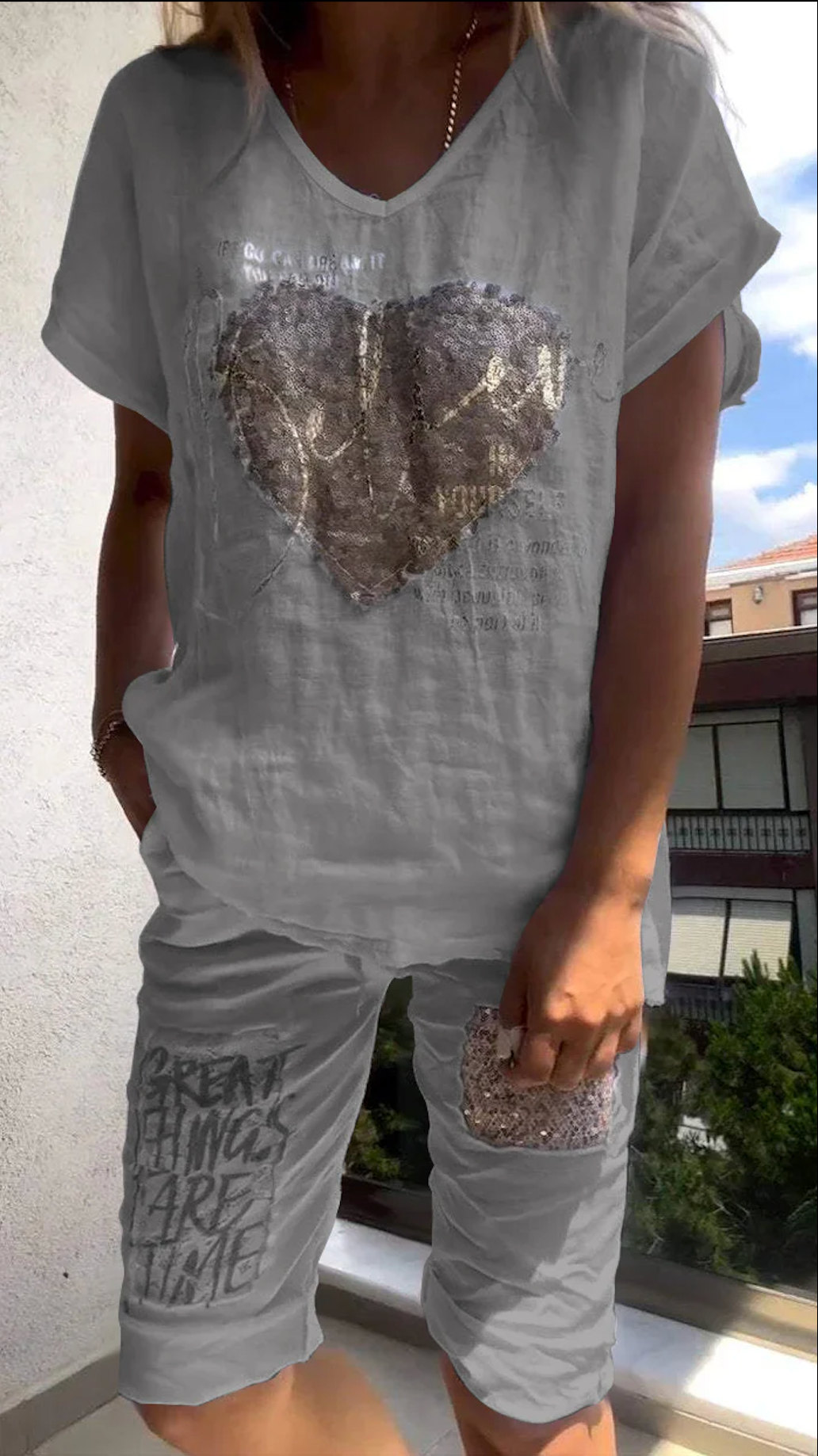 Varessa - Traje Informal de dos Piezas con Cuello en V y Estampado Dorado en Relieve