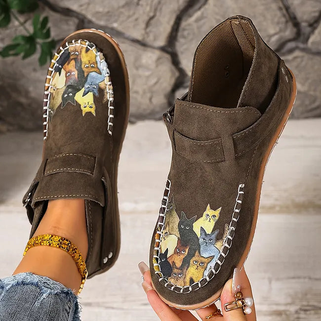 Viktoriy - Botines Planos Con Estampado de Gatos y Hebilla