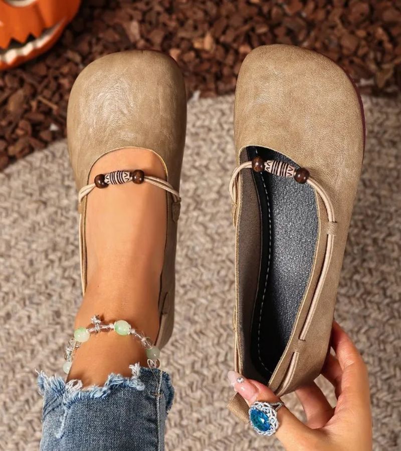 Denissa - Zapatos Planos con Puntera Cuadrada y Correa con Abalorios