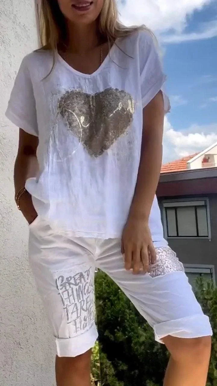 Varessa - Traje Informal de dos Piezas con Cuello en V y Estampado Dorado en Relieve