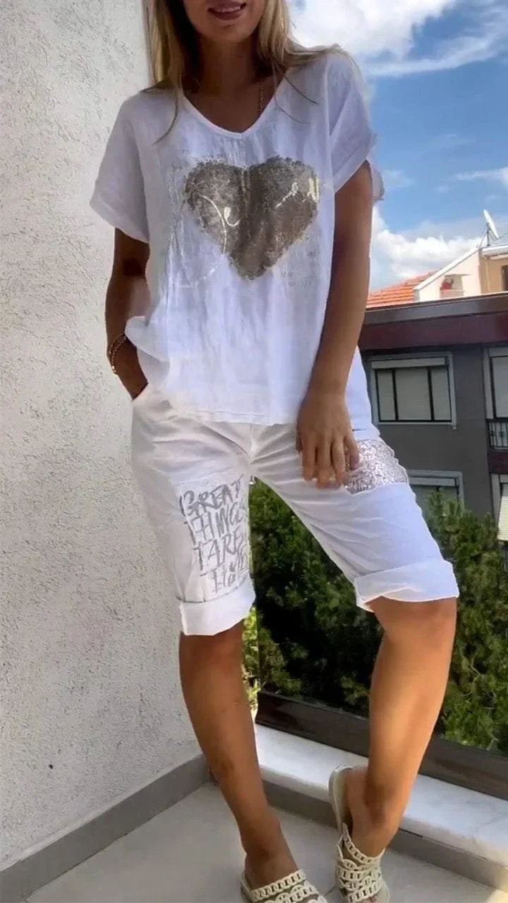 Varessa - Traje Informal de dos Piezas con Cuello en V y Estampado Dorado en Relieve