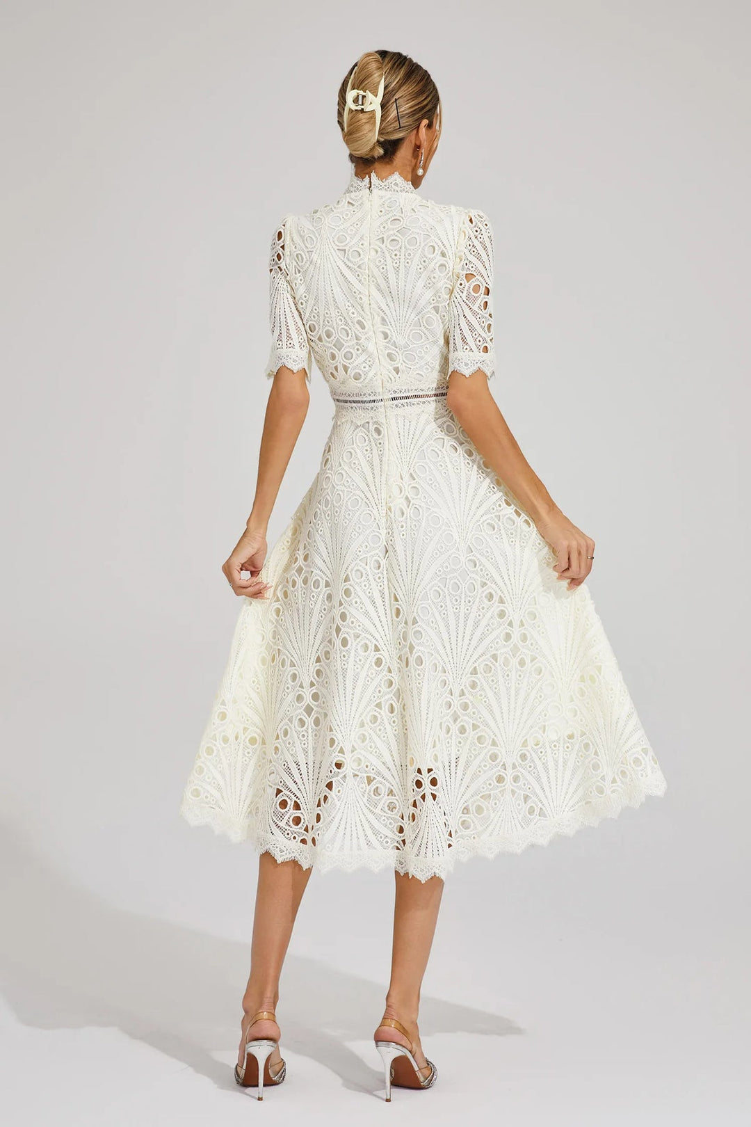 Vorelle - Vestido Informal de Manga Corta con Bordado Floral