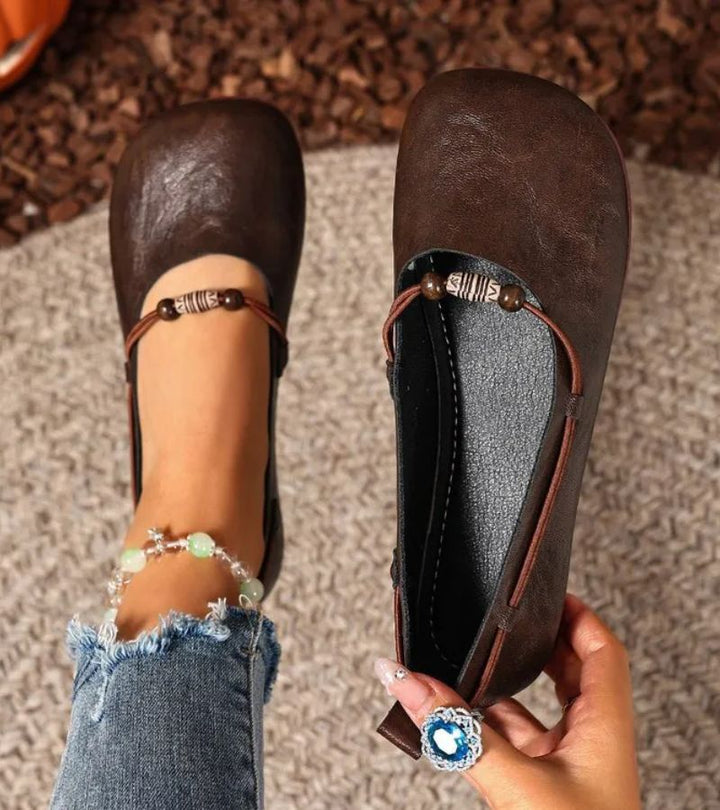 Denissa - Zapatos Planos con Puntera Cuadrada y Correa con Abalorios