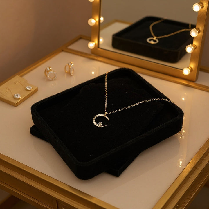 Yalessa - Elegante Collar con Motivo Lunar