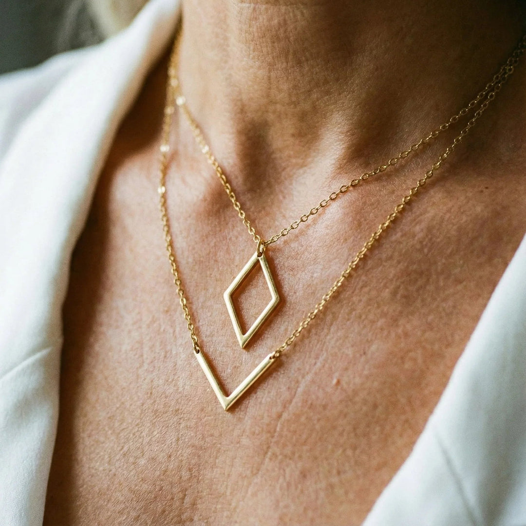 Yarabell - Elegante collar con Colgante Geométrico en Forma de V