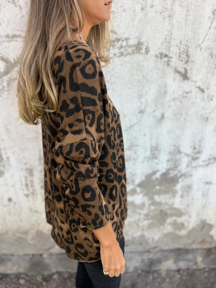 Swantje - Blusa Redonda con Cuello y Estampado de Leopardo