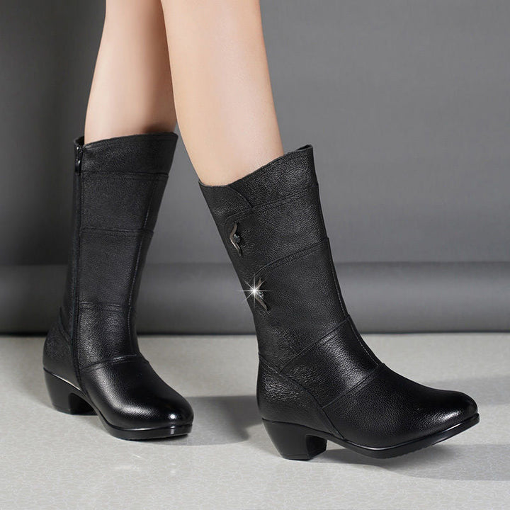 Emmia - Botas de Piel on Tacón Bajo y Detalles Decorativos