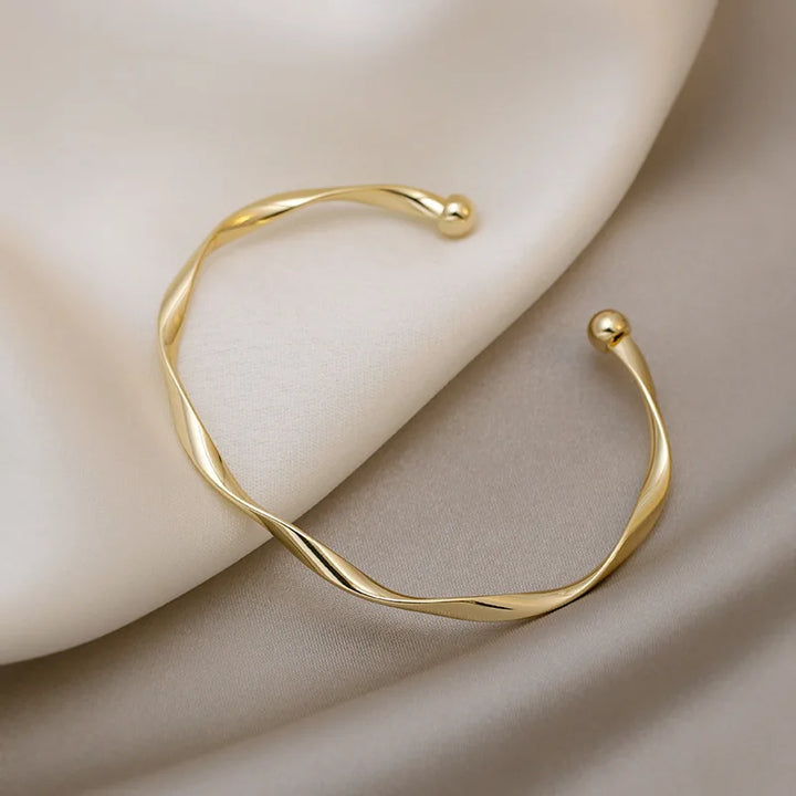 Elara - Pulsera Elegante Con Giro