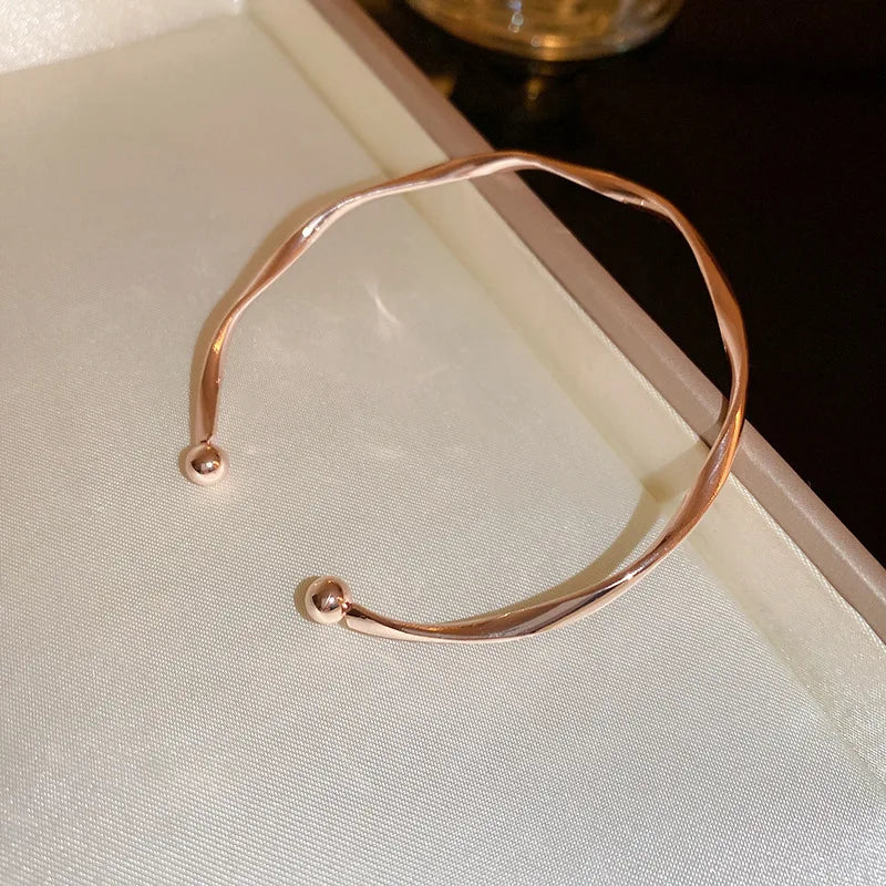 Elara - Pulsera Elegante Con Giro