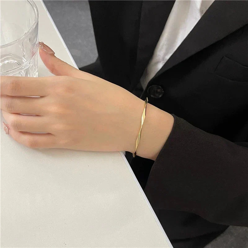Elara - Pulsera Elegante Con Giro