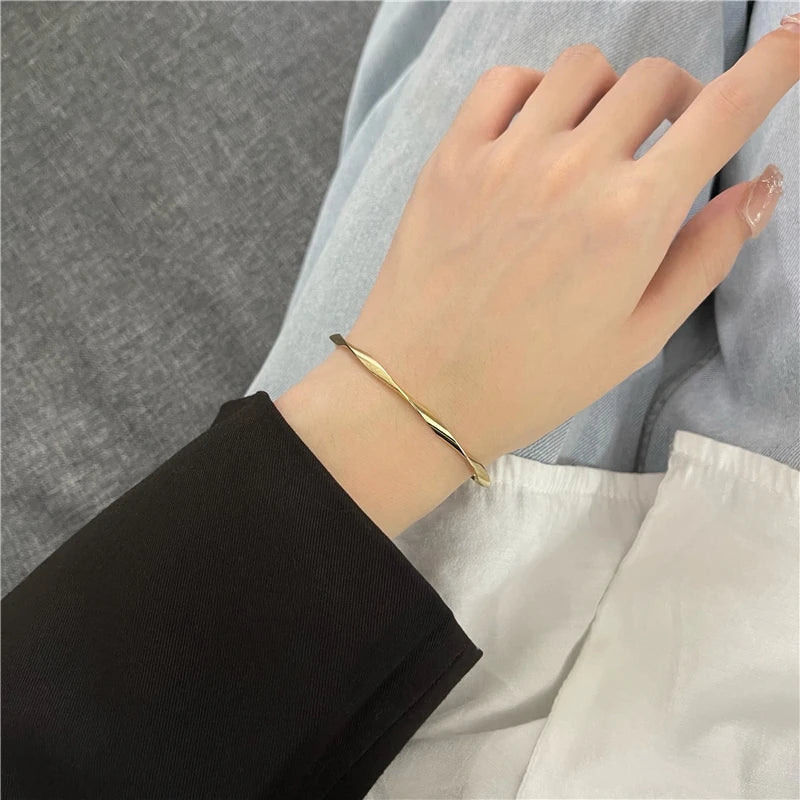Elara - Pulsera Elegante Con Giro