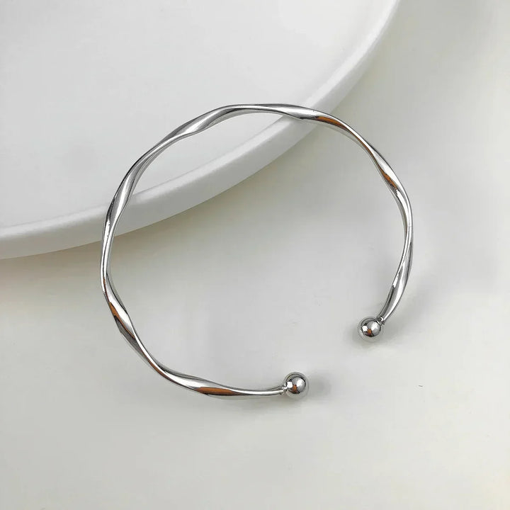 Elara - Pulsera Elegante Con Giro