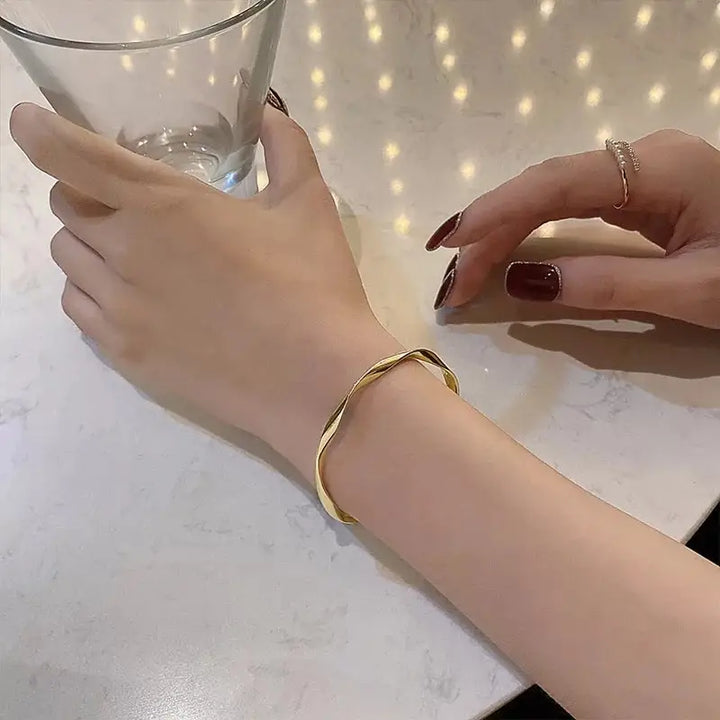 Elara - Pulsera Elegante Con Giro