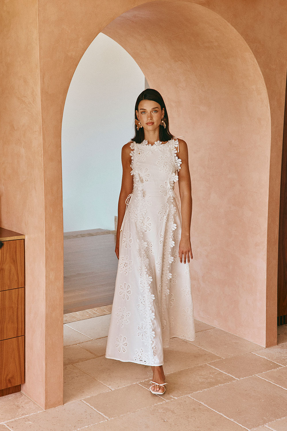 Loreina - Vestido Largo Con Ribete Bordado De Flores
