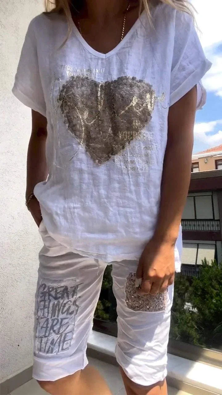 Varessa - Traje Informal de dos Piezas con Cuello en V y Estampado Dorado en Relieve