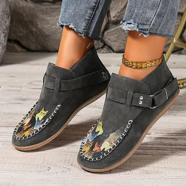 Viktoriy - Botines Planos Con Estampado de Gatos y Hebilla